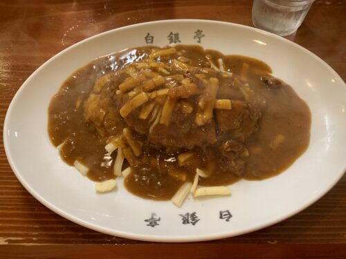 福神漬けと甘い玉ねぎをのせる前